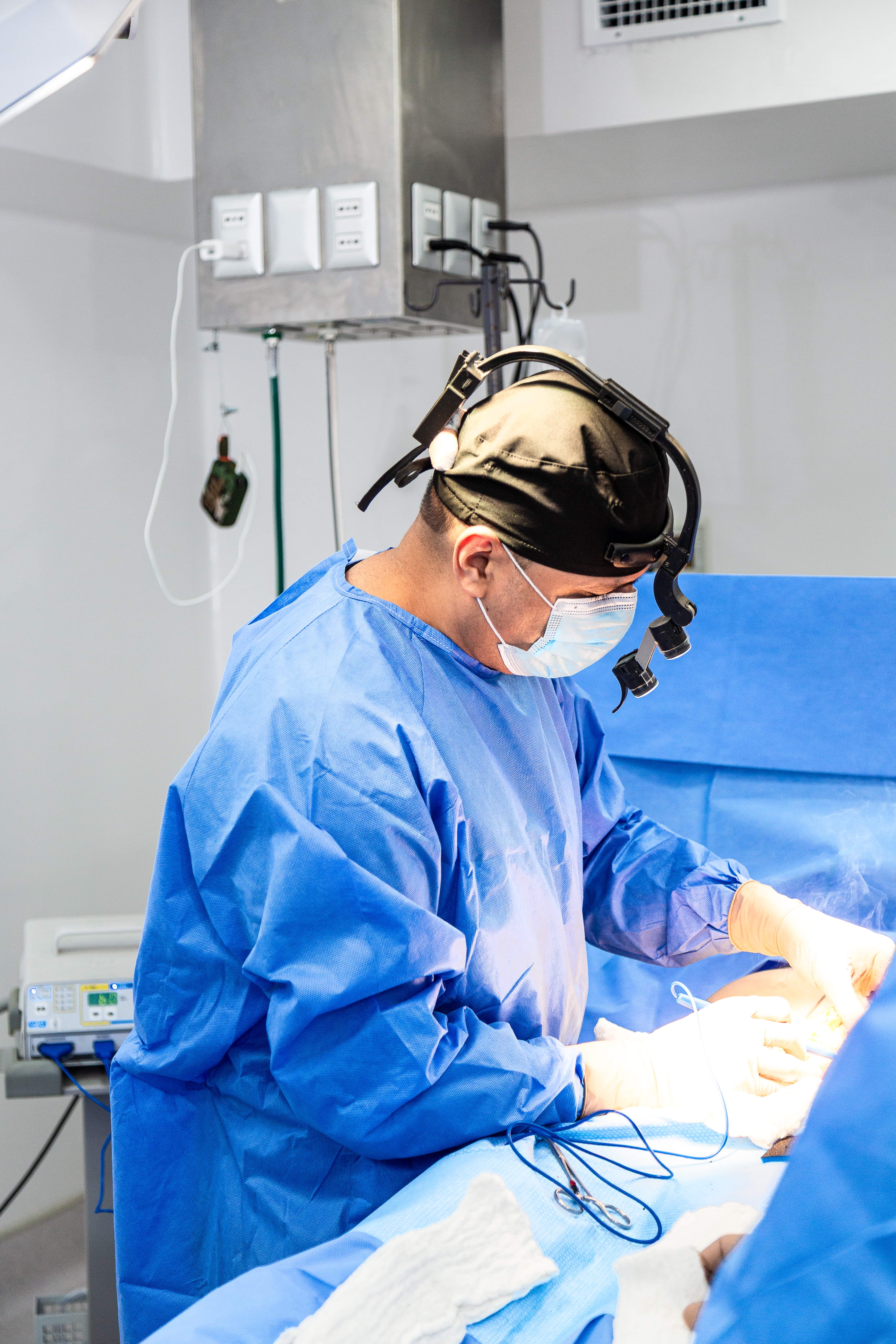 Cirujano explicando procedimiento de reducción mamaria